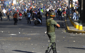Gli scontri tra la Guardia Bolivariana del Venezuela ed i manifestanti (trbimg.com)