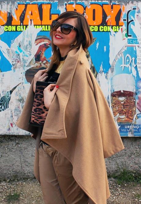 Outfit: t-shirt nera e oro, cappotto e pantaloni beige