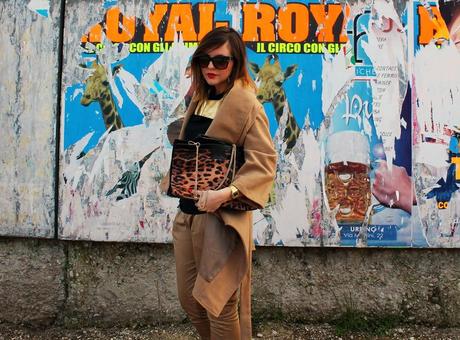 Outfit: t-shirt nera e oro, cappotto e pantaloni beige