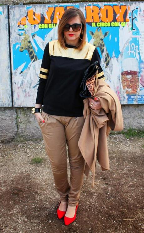 Outfit: t-shirt nera e oro, cappotto e pantaloni beige