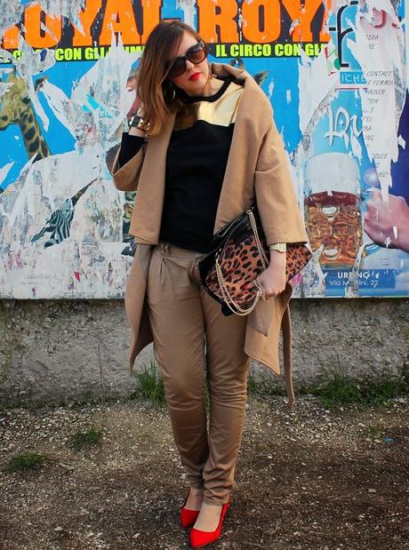 Outfit: t-shirt nera e oro, cappotto e pantaloni beige