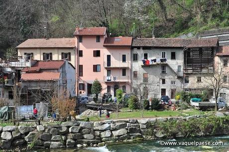 Un villaggio a due passi dal ponte medievale a Castiglione Olona, affacciato sul fiume, appena dopo le mura