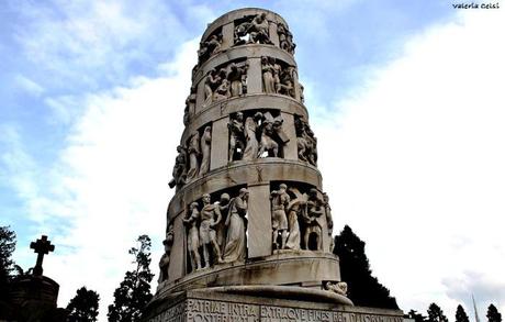 Edicola Bernocchi, Necropoli Questa è senza dubbio una delle edicole più famose del Monumentale (concedeteme almeno una!). Si innalza superba nella necropoli, dietro l'ossario centrale. Eseguita dall'architetto Alessandro Minali e dal celebre scultore Giannino Castiglioni, raffigura le tappe della Via Crucis, che si dispiegano su una sorta di nastro continuo che avvolge la sagoma a tronco di cono della struttura. Comprende 100 statue eseguite a tutto tondo… Alcune voci tramandano che Castiglioni abbia raffigurato Giuda con le fattezze di un altro celebre scultore milanese dell'epoca suo antagonista. Chissà!