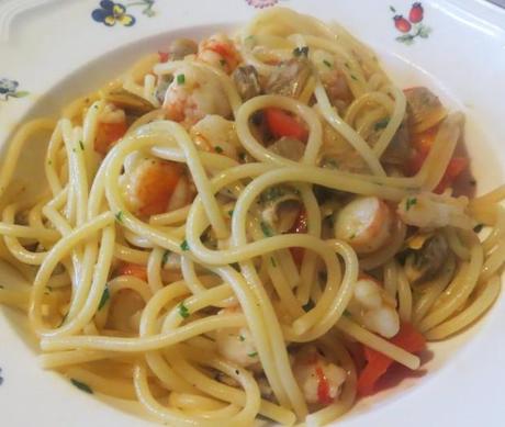 spaghetti con vongole e gamberi