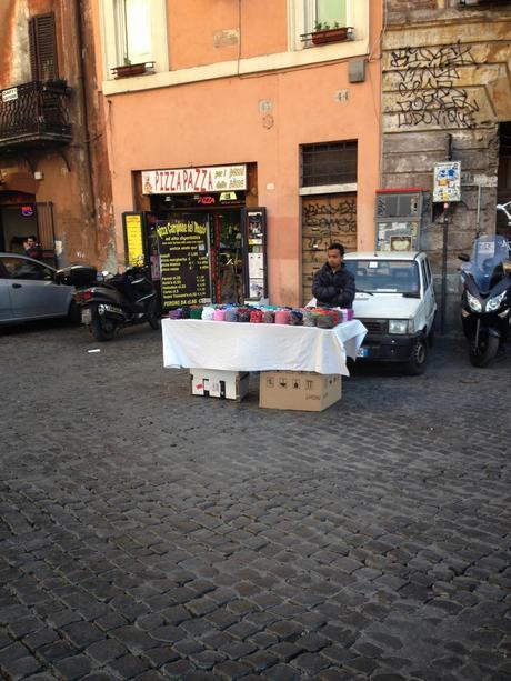 Guardate un po' come era ridotta, domenica scorsa, con i milioni di turisti di fine marzo in giro, la zona di Ponte Sisto e dintorni. No man's land