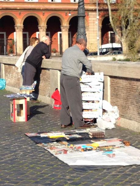 Guardate un po' come era ridotta, domenica scorsa, con i milioni di turisti di fine marzo in giro, la zona di Ponte Sisto e dintorni. No man's land