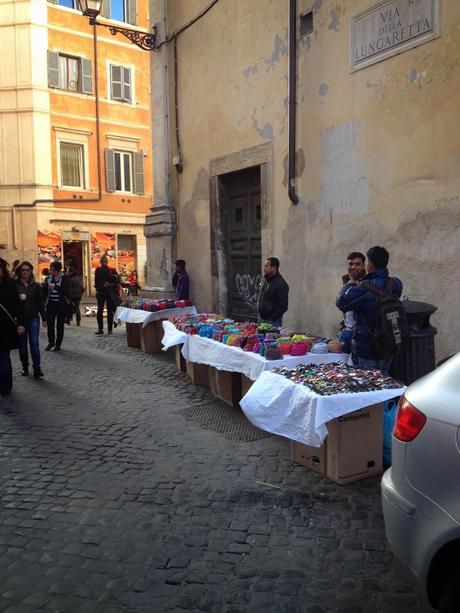 Guardate un po' come era ridotta, domenica scorsa, con i milioni di turisti di fine marzo in giro, la zona di Ponte Sisto e dintorni. No man's land