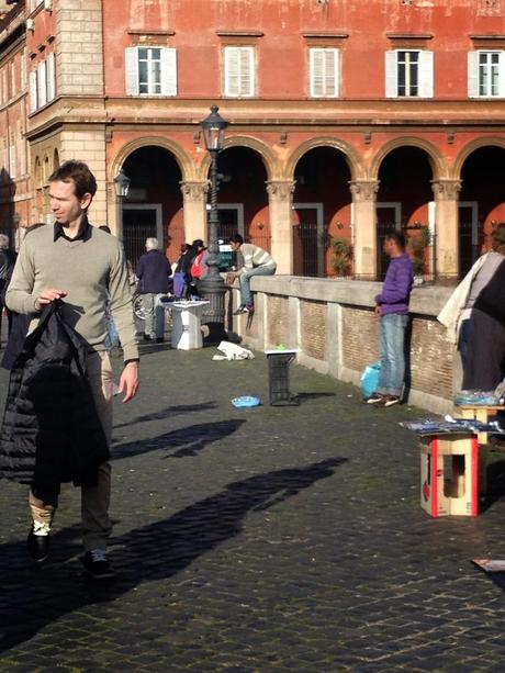 Guardate un po' come era ridotta, domenica scorsa, con i milioni di turisti di fine marzo in giro, la zona di Ponte Sisto e dintorni. No man's land