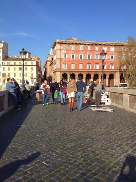 Guardate un po' come era ridotta, domenica scorsa, con i milioni di turisti di fine marzo in giro, la zona di Ponte Sisto e dintorni. No man's land
