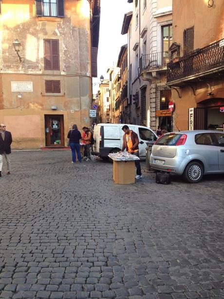 Guardate un po' come era ridotta, domenica scorsa, con i milioni di turisti di fine marzo in giro, la zona di Ponte Sisto e dintorni. No man's land