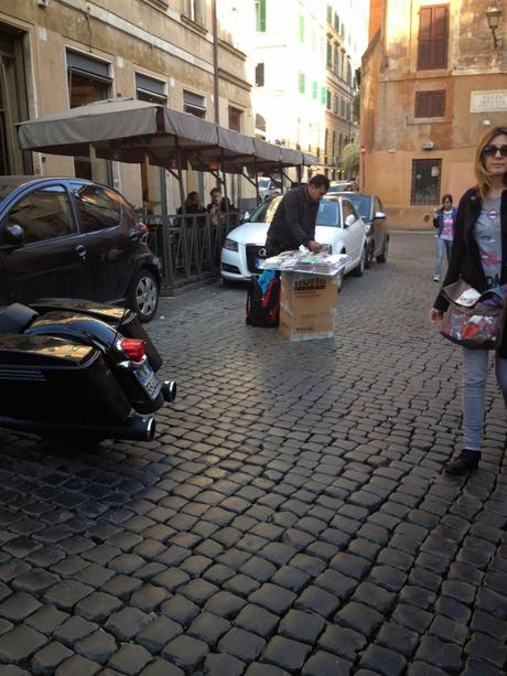 Guardate un po' come era ridotta, domenica scorsa, con i milioni di turisti di fine marzo in giro, la zona di Ponte Sisto e dintorni. No man's land