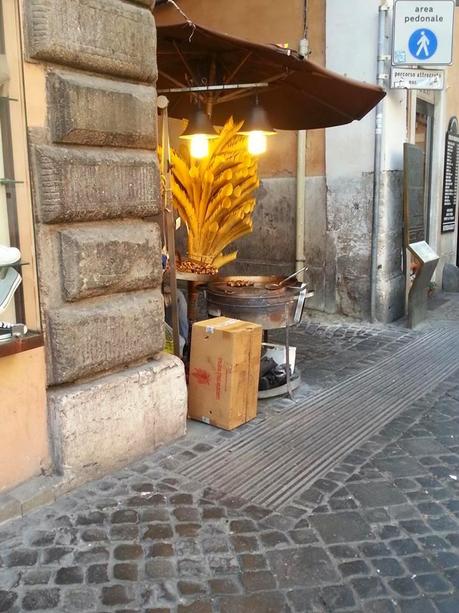 Scempio castagne. Sabrina Alfonsi disse: se vedete caldarrostari dopo il 31 marzo avvisateci. E noi avvisiamo, perché i caldarrostari sono ancora tutti lì