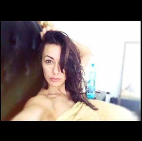 themusik selfie sexy hot anna tatangelo melita toniolo elisabetta greoraci giulia calcaterra vip senza veli2 Scatta il selfie sexy, le vip si mostrano a letto senza veli