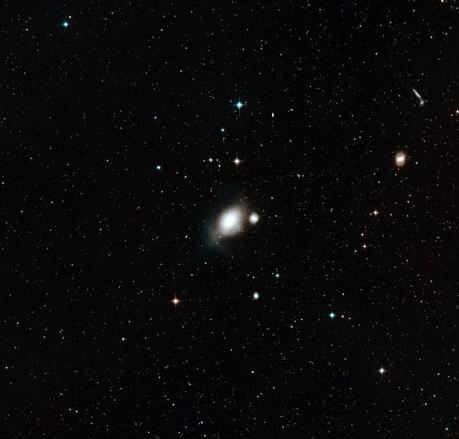 Questa immagine mostra il cielo intorno alla coppia di galassie NGC 1316 e NGC 1317, a partire da immagini della DSS2 (Digitized Sky Survey 2). Crediti: ESO/Digitized Sky Survey 2 