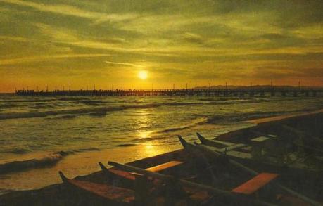 Tramonto sul mare della Versilia in una cartolina anni '70