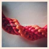 Bracciale in rosso e arancio particolare