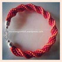 Bracciale in rosso e arancio