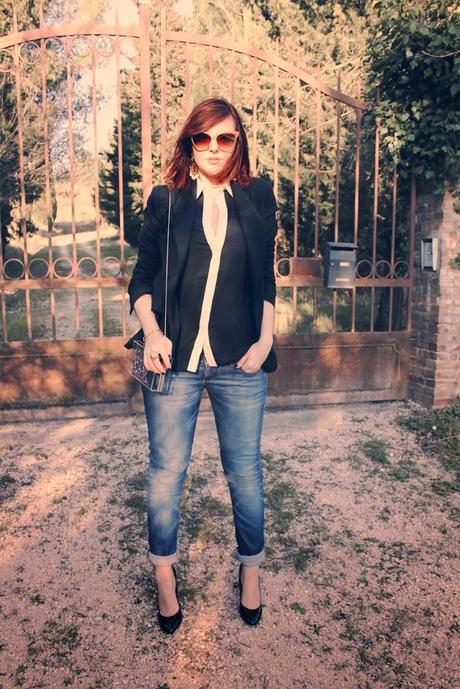 Outfit: Camicetta con dettagli in pizzo, occhiali da diva e clutch trasparente