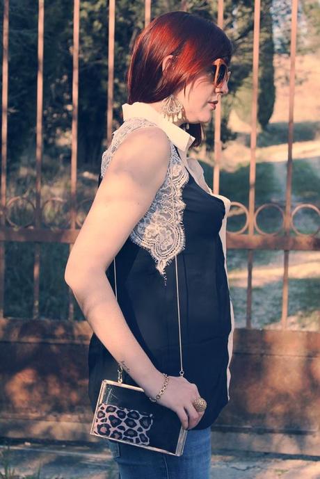 Outfit: Camicetta con dettagli in pizzo, occhiali da diva e clutch trasparente