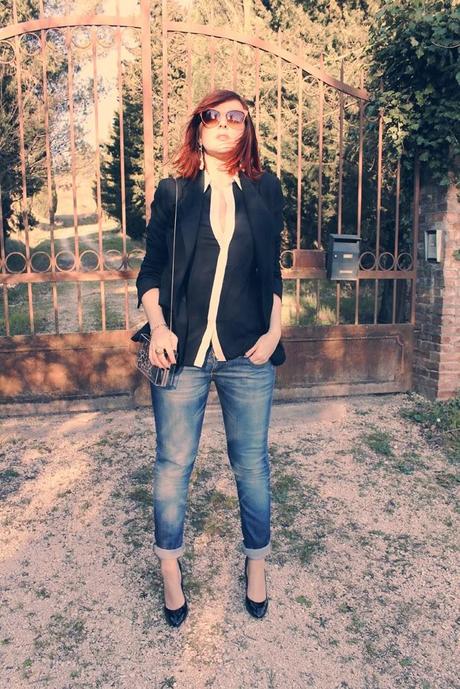 Outfit: Camicetta con dettagli in pizzo, occhiali da diva e clutch trasparente