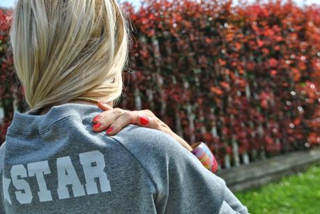 HIGH WAIST JEANS AND SWEATSHIRT