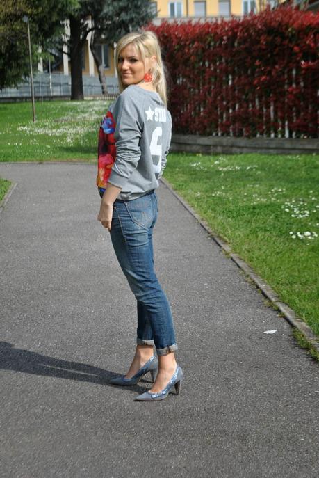 HIGH WAIST JEANS AND SWEATSHIRT