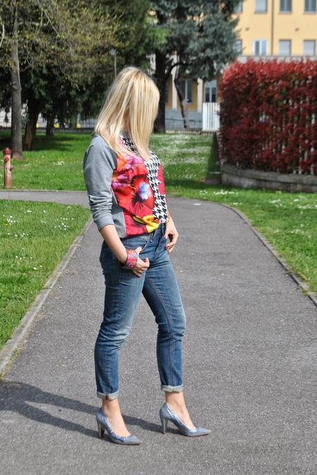 HIGH WAIST JEANS AND SWEATSHIRT