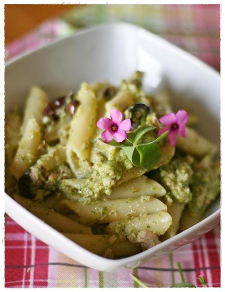 Penne con crema di zucchine all'acetosella, tonno e olive2