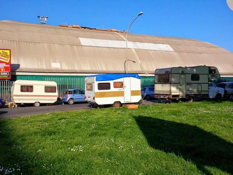 Viale Giustiniano Imperatore. Queste roulotte stanno tutte nel giro di soli 100 metri