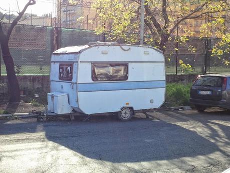 Viale Giustiniano Imperatore. Queste roulotte stanno tutte nel giro di soli 100 metri