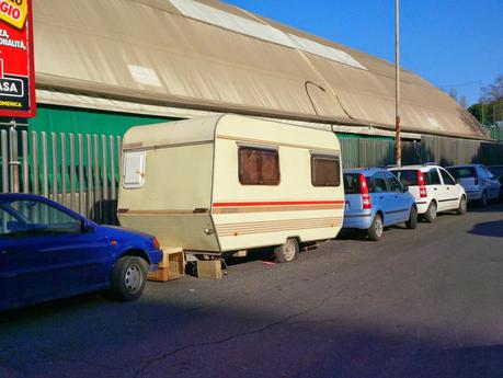 Viale Giustiniano Imperatore. Queste roulotte stanno tutte nel giro di soli 100 metri