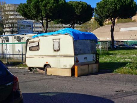 Viale Giustiniano Imperatore. Queste roulotte stanno tutte nel giro di soli 100 metri