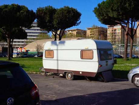 Viale Giustiniano Imperatore. Queste roulotte stanno tutte nel giro di soli 100 metri
