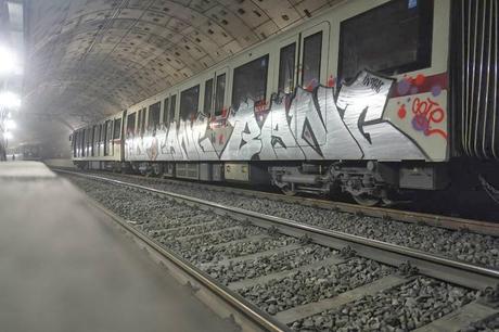 Facciamo vedere a tutto il mondo come è tenuta la Metro A. Atac ha deciso di smettere con la manutenzione, i vandali imperversano e chi prende il mezzo pubblico viene quotidianamente umiliato