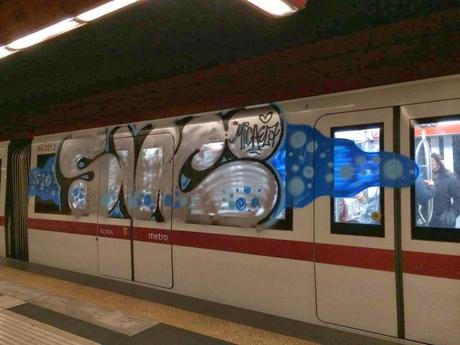 Facciamo vedere a tutto il mondo come è tenuta la Metro A. Atac ha deciso di smettere con la manutenzione, i vandali imperversano e chi prende il mezzo pubblico viene quotidianamente umiliato