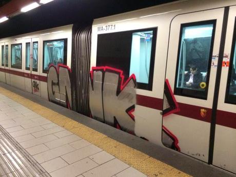 Facciamo vedere a tutto il mondo come è tenuta la Metro A. Atac ha deciso di smettere con la manutenzione, i vandali imperversano e chi prende il mezzo pubblico viene quotidianamente umiliato