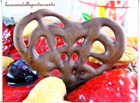 Tanti tanti auguri cara cucina!! Con la mia torta di fragole!