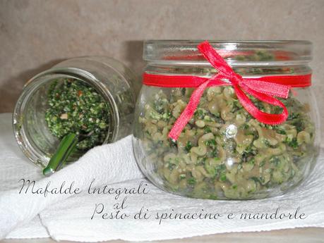 Pasta integrale con pesto di spinacino e mandorle