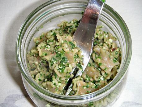 Pasta integrale con pesto di spinacino e mandorle