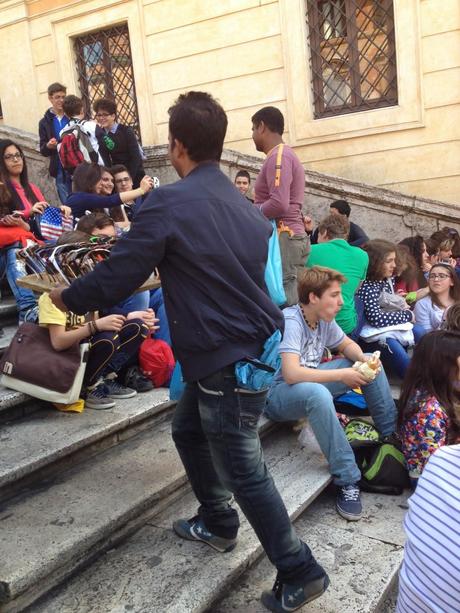 Volevamo solo farvi vedere in che stato si trova ogni giorno Trinità de' Monti. Così se avete degli amici di fuori Roma gli potete mandare le foto e farli capacitare di come viviamo qui