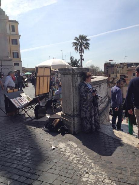 Volevamo solo farvi vedere in che stato si trova ogni giorno Trinità de' Monti. Così se avete degli amici di fuori Roma gli potete mandare le foto e farli capacitare di come viviamo qui