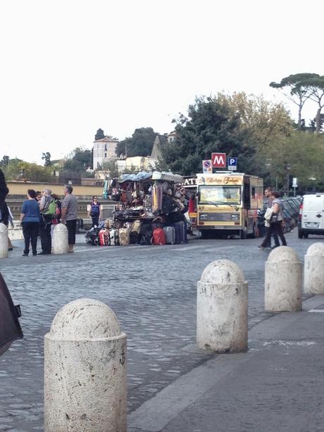 Volevamo solo farvi vedere in che stato si trova ogni giorno Trinità de' Monti. Così se avete degli amici di fuori Roma gli potete mandare le foto e farli capacitare di come viviamo qui