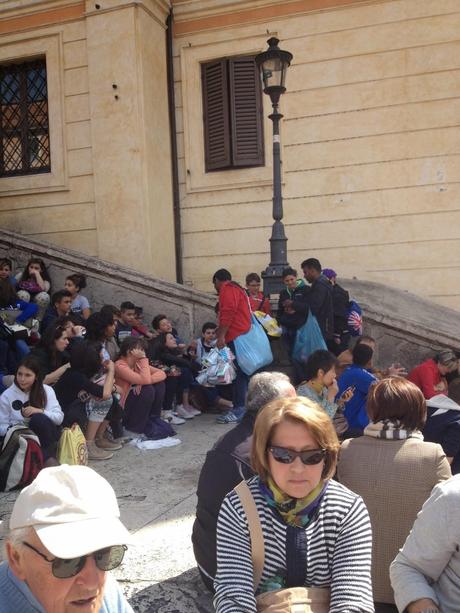 Volevamo solo farvi vedere in che stato si trova ogni giorno Trinità de' Monti. Così se avete degli amici di fuori Roma gli potete mandare le foto e farli capacitare di come viviamo qui