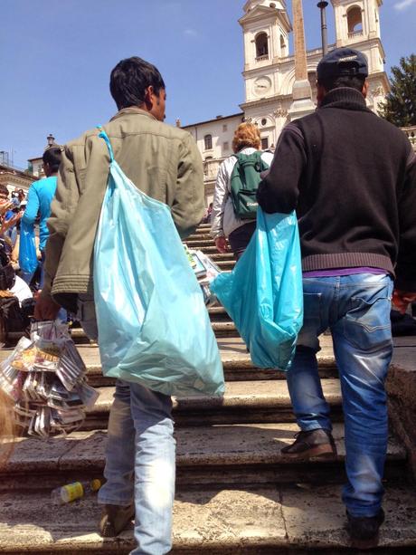 Volevamo solo farvi vedere in che stato si trova ogni giorno Trinità de' Monti. Così se avete degli amici di fuori Roma gli potete mandare le foto e farli capacitare di come viviamo qui