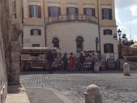 Volevamo solo farvi vedere in che stato si trova ogni giorno Trinità de' Monti. Così se avete degli amici di fuori Roma gli potete mandare le foto e farli capacitare di come viviamo qui