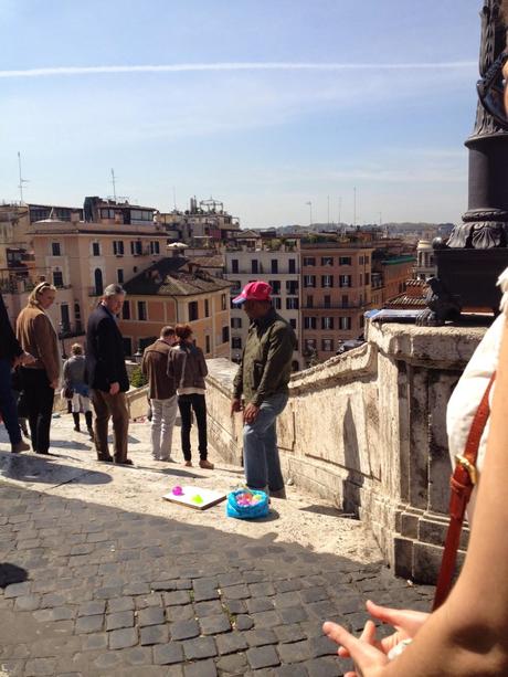 Volevamo solo farvi vedere in che stato si trova ogni giorno Trinità de' Monti. Così se avete degli amici di fuori Roma gli potete mandare le foto e farli capacitare di come viviamo qui