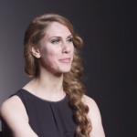 Le modelle con le acne e la vitiligine si struccano nello spot (video)