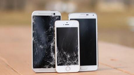 HTC One (M8), Samsung Galaxy S5 e iPhone 5s si sfidano in un drop test