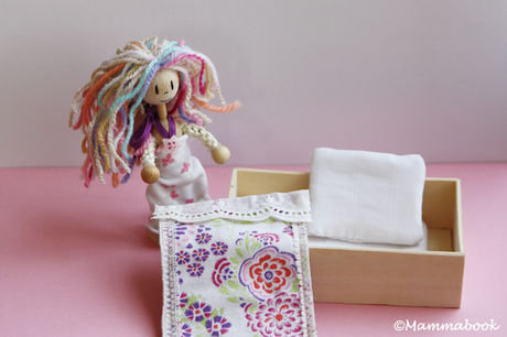 Una bambolina e un lettino… riciclando! – Recycled doll and bed