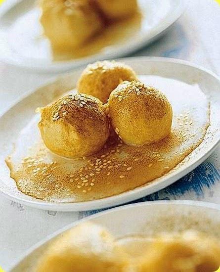 Palline fritte  con sciroppo di miele e sesamo